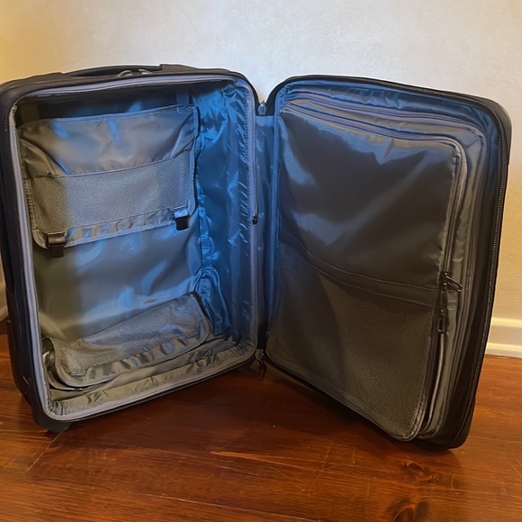 Briggs & Riley Carry-On 18-19” Expandable Spinner - nearly perfect condition - Picture 6 of 13